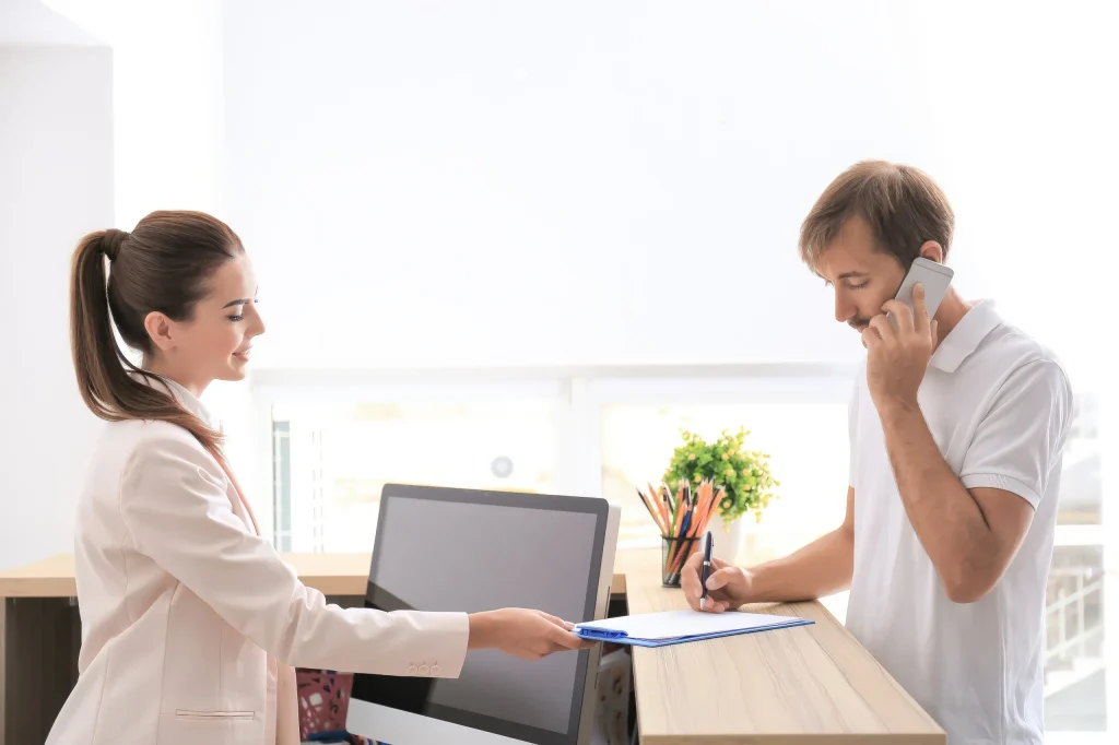 Врач и администратор в клинике