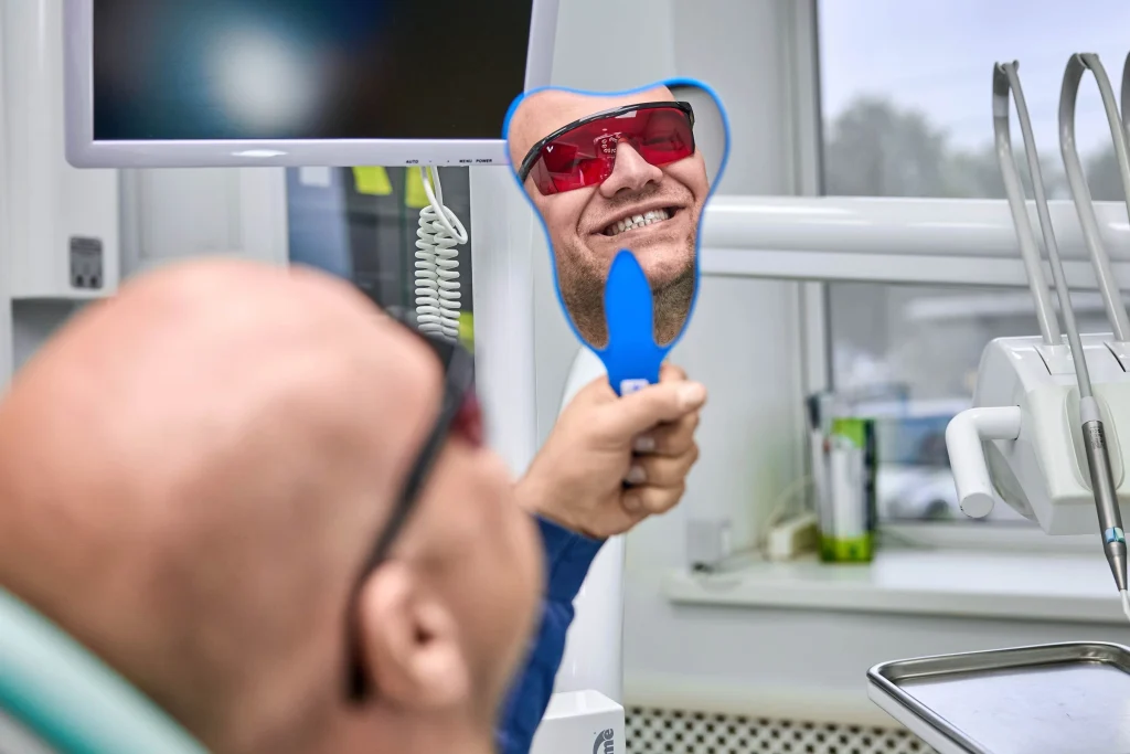 Пациент улыбается после лечения