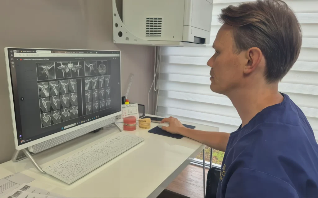 Стоматолог проводит компьютерную диагностику и планирование лечения
