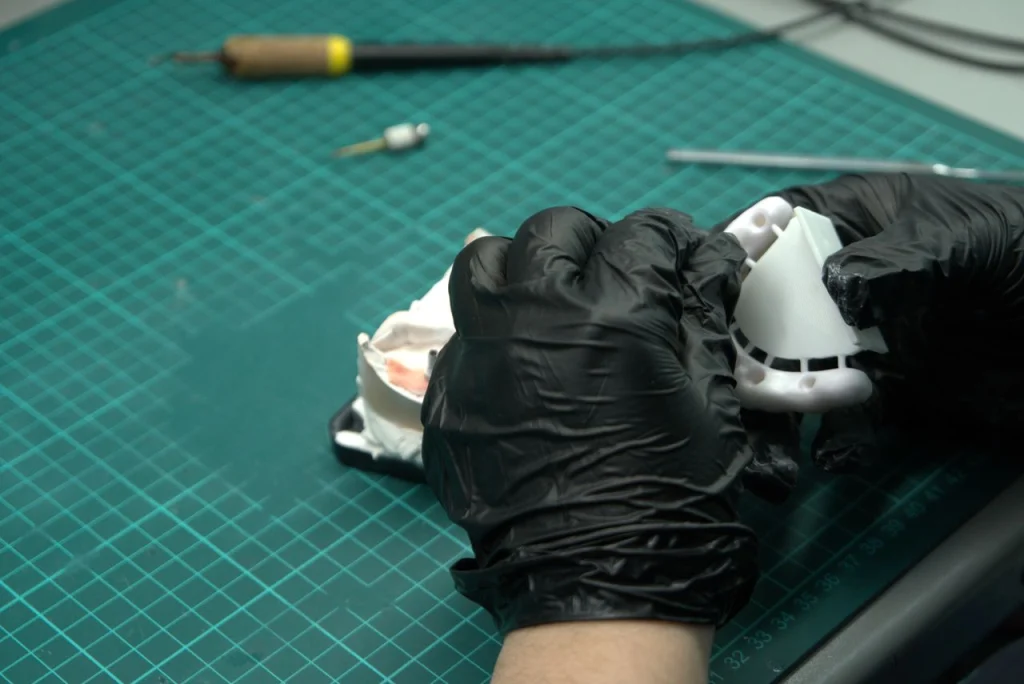 процесс работы с хирургическим шаблоном